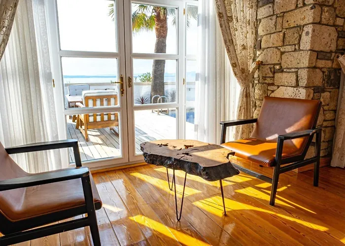 Fener Burnunda Denize Sifir Orjinaltas Malikane 别墅 Çeşme